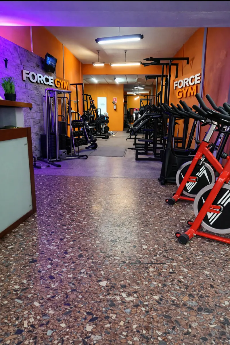 Área funcional y de cardio de ForceGym Montevideo, con bicicletas de spinning y máquinas